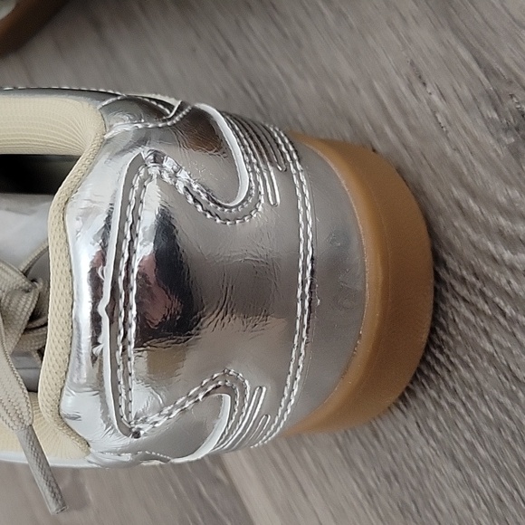 Steve Madden Women's Madrid Silver Sneakers In Size 9.5 NIB - Picture 4 of 10